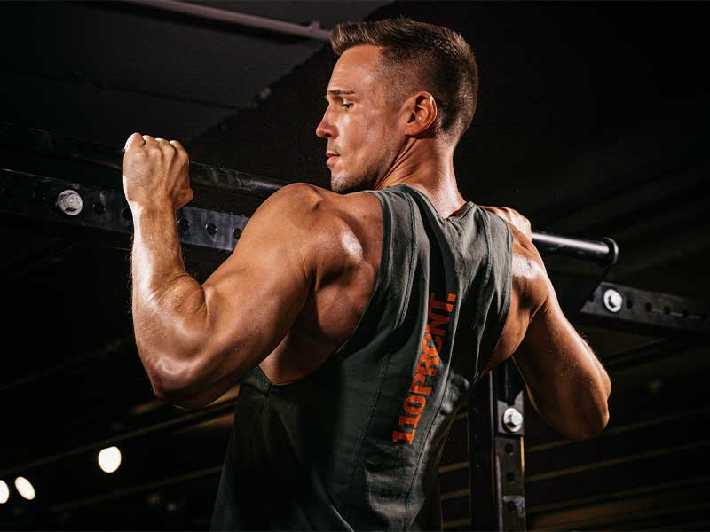 Calisthenics-Trainingsplan: Klimmzüge Als Calisthenics-Einsteiger:in startest du mit klassischen Grundübungen, wie z. B. Klimmzüge.