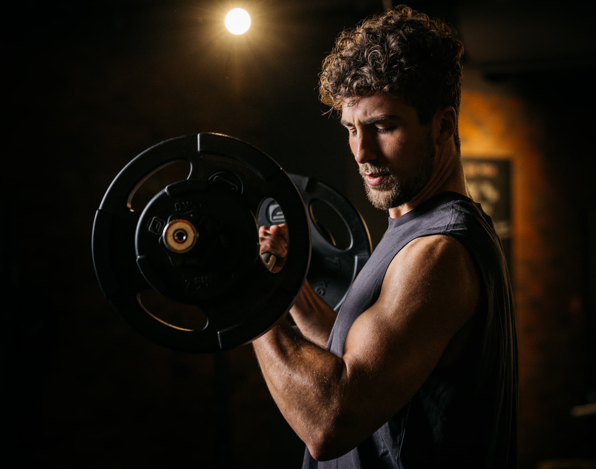 10 praktische Hantel-Übungen für Anfänger:innen & coole Tipps für den Einstieg ins Hanteltraining inkl. Trainingsplan.