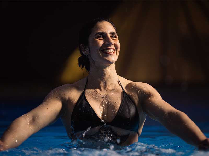 Frau beim Aqua Fitness in Berlin