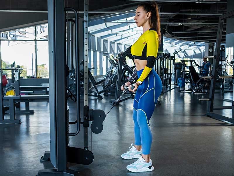 Bizeps Curls am Kabelzug für die Arme.