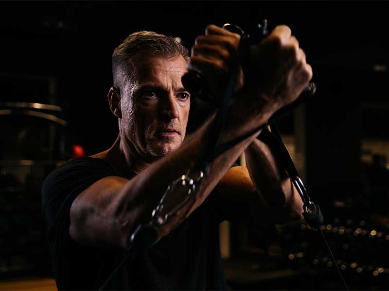 Baue für Muskelaufbau im Alter auch Butterflys am Kabelzug in deinen Trainingsplan mit ein.