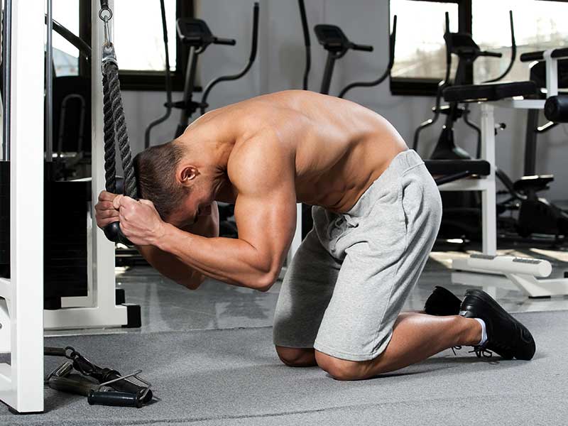 Cable Crunches am Kabelzug für die geraden Bauchmuskeln.