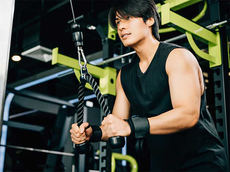 Cable Pullover am Kabelzug für die großen Rückenmuskeln (Latissimus dorsi).