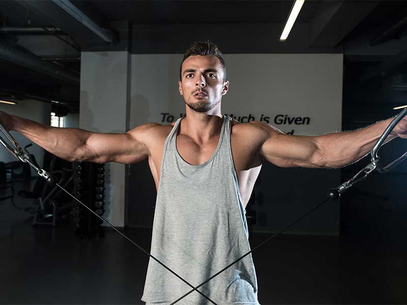 Seitheben am Kabelzug für die mittlere Schulter.