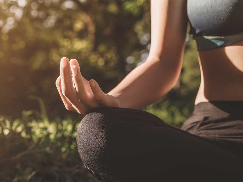 Was ist Outdoor-Yoga, Vorteile, Equipment, 3 Outdoor-Yoga-Übungen, Yoga draußen im Winter, Outdoor-Yoga-Trends, FAQ + (Outdoor)-Yoga bei Fitness First.