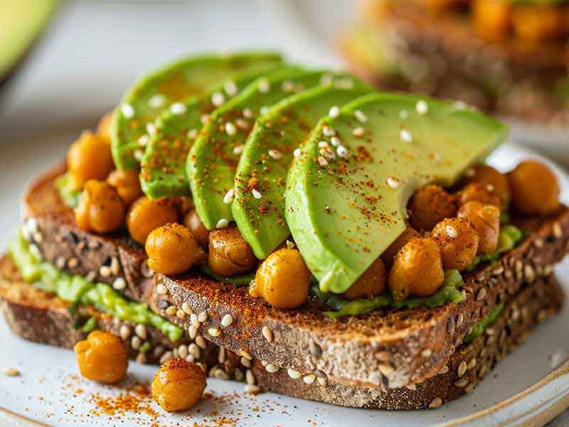 Dieser Avocado-Kichererbsen-Toast eignet sich für ein schnelles Mittagessen oder einen gesunden Snack für zwischendurch.