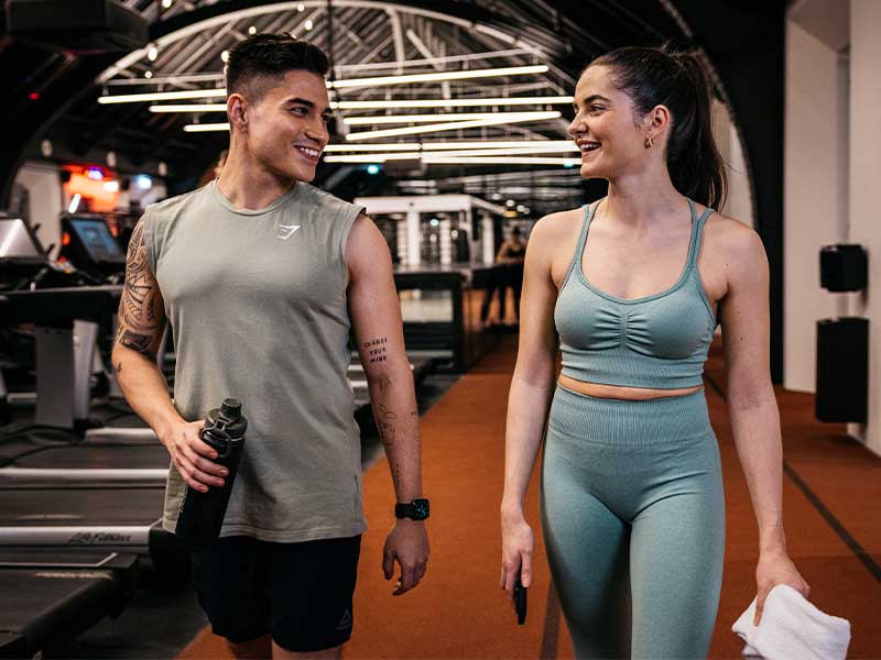 Sei' im Fitnessstudio ein Vorbild für andere und knüpfe gerne Kontakte!