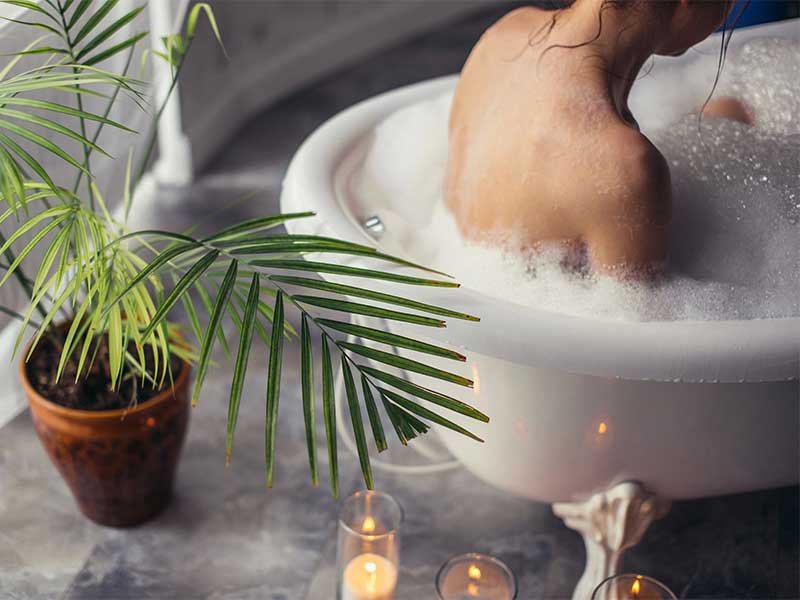 Ein entspannendes Bad kann Muskelkater im Bauch lindern.