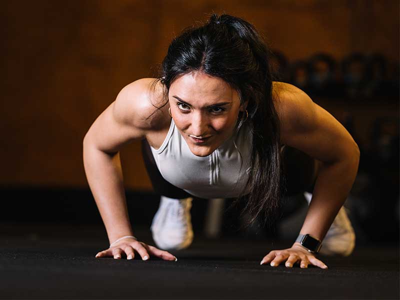Calisthenics-Trainingsplan: Liegestütze Als Calisthenics-Einsteiger:in startest du mit klassischen Grundübungen, wie z. B. Liegestütze.