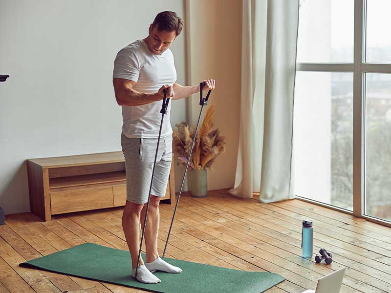 Bizeps Curls mit Theraband Den Bizeps Curl kennst du bestimmt aus dem Krafttraining mit Gewichten. Du kannst ihn aber auch mit Therabändern ausführen!