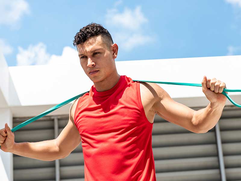 Butterflys mit Theraband Butterflys im Stehen trainieren mit dem Theraband deine gesamte Brustmuskulatur.