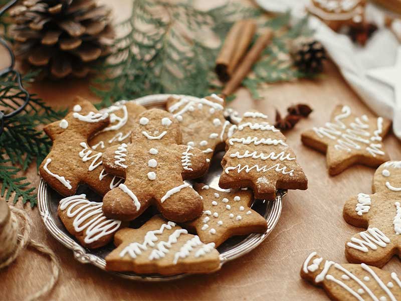 Der einfachste Weg, deine Weihnachtskekse zu Protein-Plätzchen zu formen, ist Eiweißpulver! 