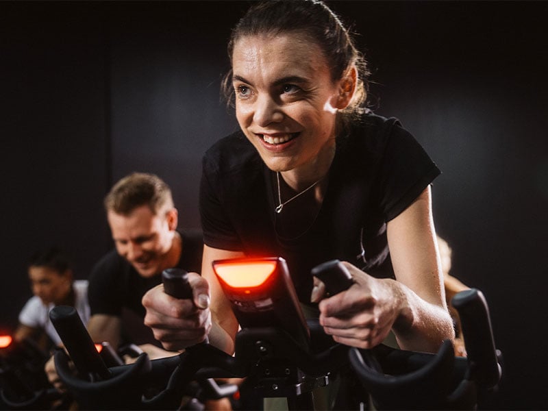 Schwimmen im Vergleich: Fahrradfahren vs. Schwimmen Was den Kalorienverbrauch angeht, liegen Radfahren und Schwimmen ungefähr gleichauf: 400 bis max. 900 Kalorien pro Stunde.