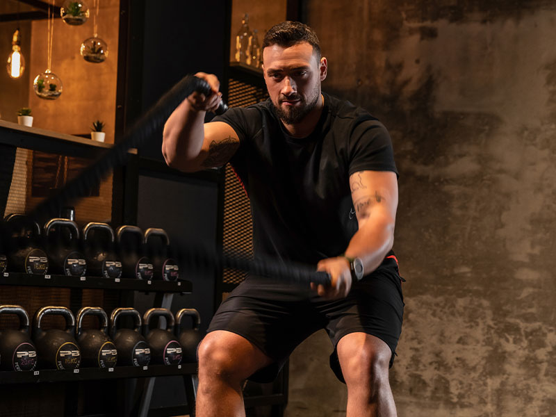 Was ist Battle-Rope-Training? Grund-Übungen, Tipps, Battle Ropes im Trainingsplan, FAQ + Battle-Rope-Training bei Fitness First.