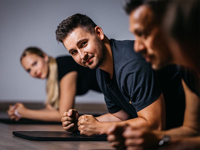 Viele verbinden isometrische Übungen mit dem eigenen Körpergewicht, wie bei diesen Planks auf den Unterarmen.