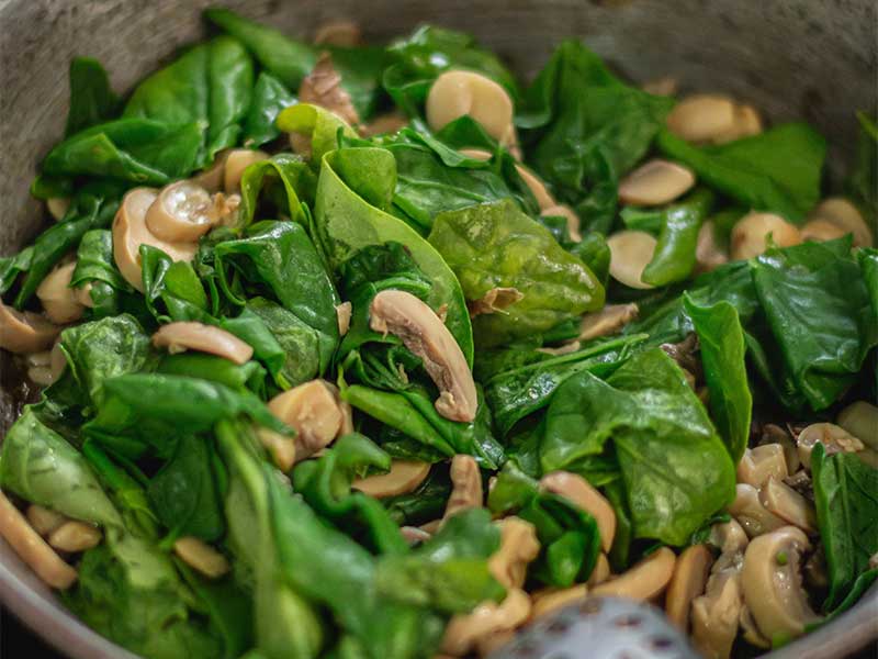 Dieser Spinat-Salat mit Pilzen ist perfekt, wenn du vegetarisch abnehmen und gleichzeitig richtig genießen willst.