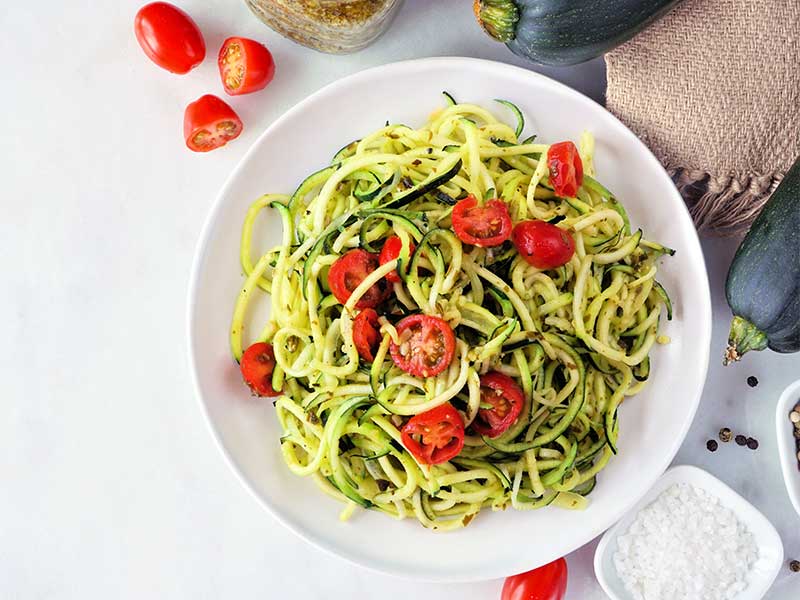 Spaghetti aus Zucchini (Zoodles) sind ein beliebtes vegetarisches & kalorienarmes Rezept.