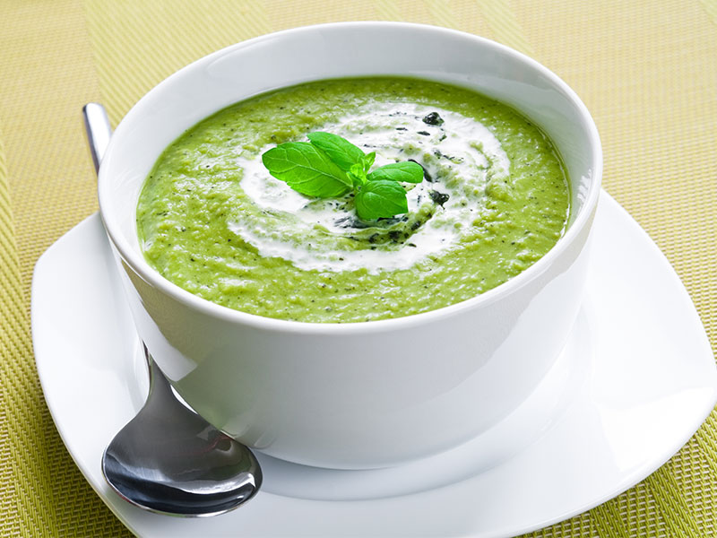 Diese Wasserlinsen-Gemüsesuppe ist nahrhaft, schnell gemacht und richtig lecker.