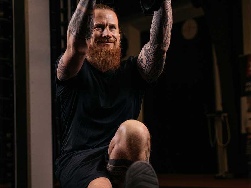 Einbeinige Kniebeugen stärken dein Sprunggelenk und verbessern das Gleichgewicht.