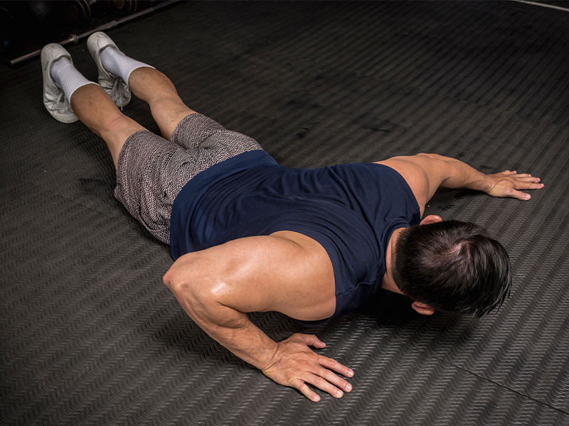 Bei den Archer Push ups schiebst du bei jeder Wiederholung das Gewicht auf eine Seite, während der andere Arm fast gestreckt bleibt. 