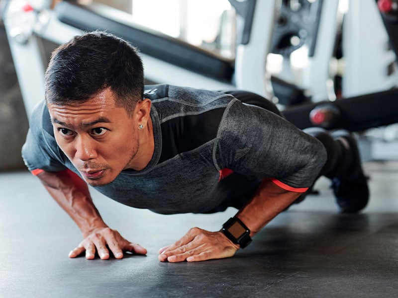 Beim sogenannten „Close Grip Push Up“ sind deine Hände und Ellenbogen näher am Körper.