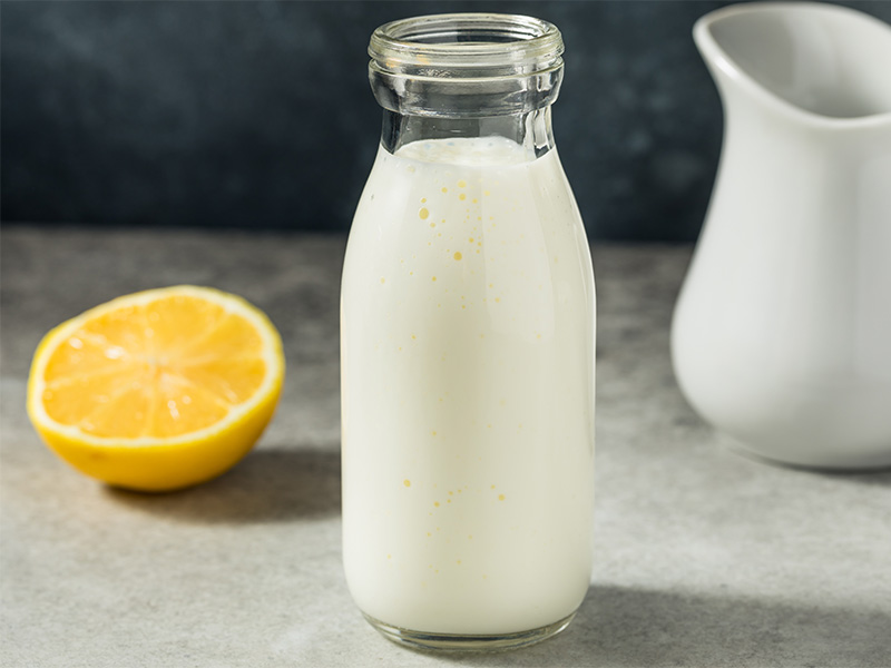 Kühle Drinks für warme Tage: Buttermilch-Drink  Ein kühler Drink für warme Tage: Buttermilch-Drink mit Zitrone und Rosmarin.