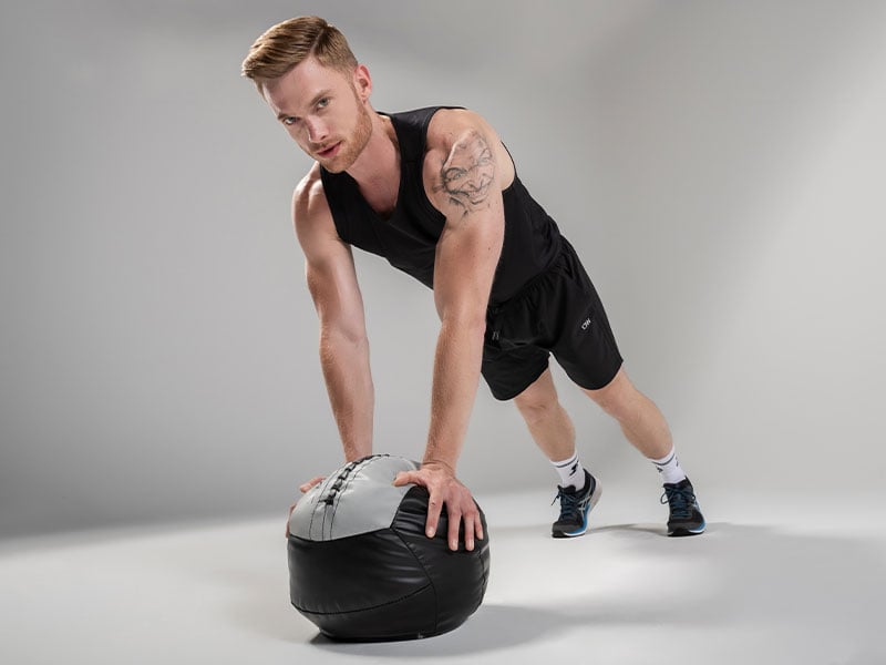 Pezziball-Übung für die Tiefenmuskulatur.