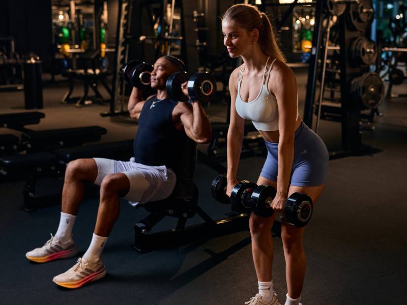 Du kannst Kreuzheben auch mit Kurzhanteln oder Kettlebells machen. 