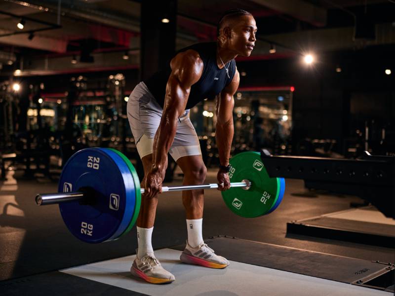 Die wichtigsten Fitnessstudio-Geräte für Anfänger:innen: Freihantel-Bereich