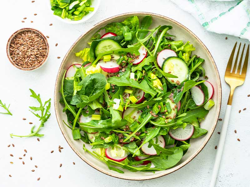 Bunter Salat mit Leinsamen-Crunch