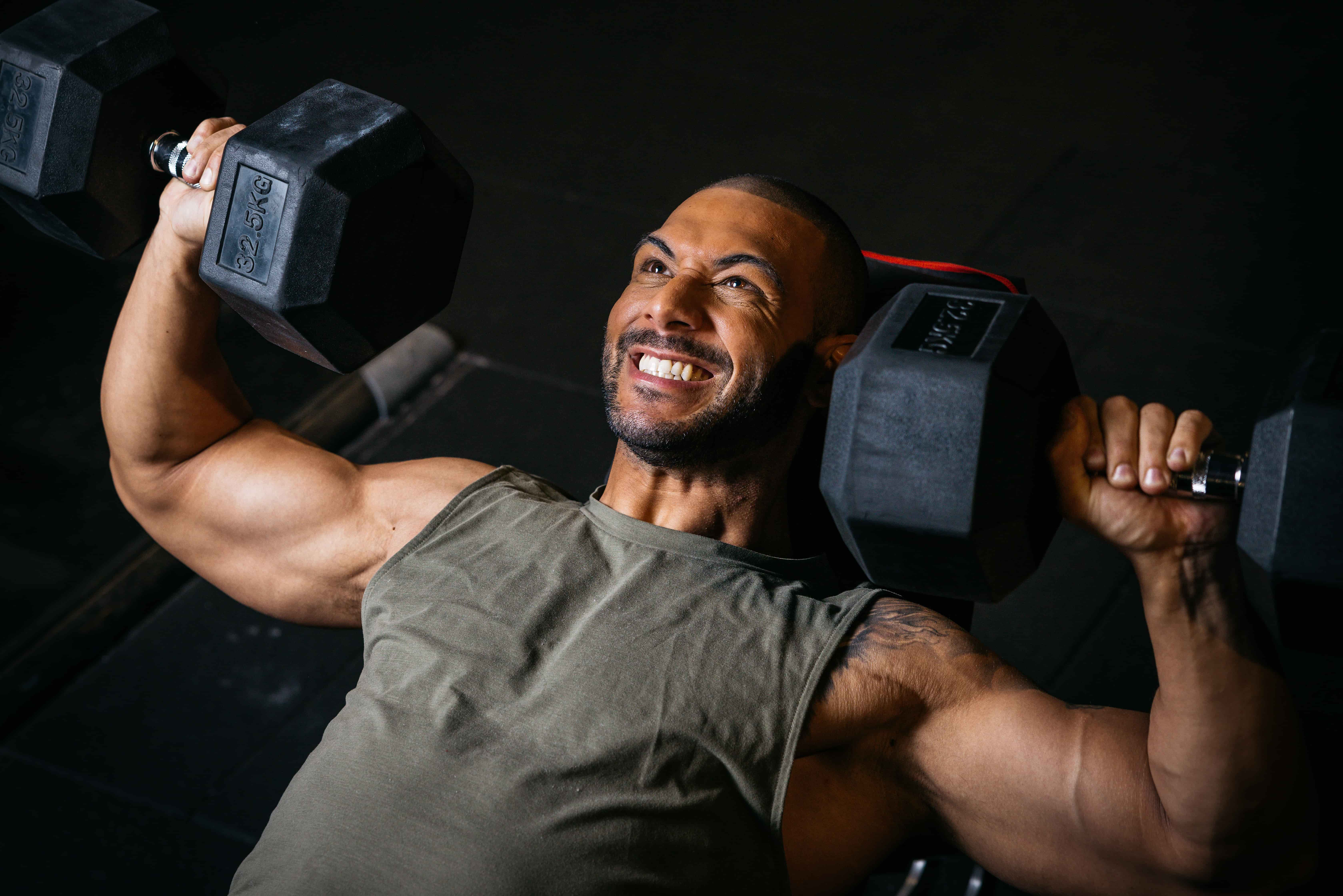 Brust trainieren mit Kurzhanteln: Flys