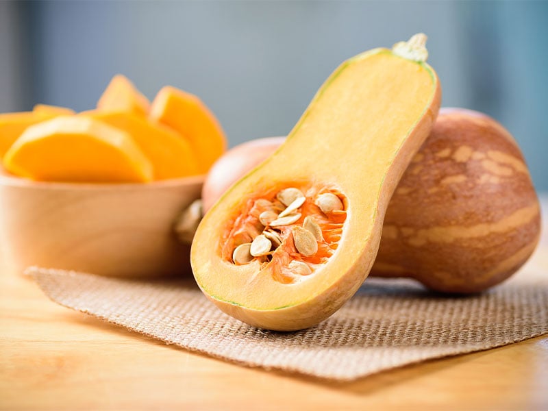 Der Butternut-Kürbis schmeckt leicht süßlich – perfekt, wenn du Lust auf etwas Herzhaft-Süßes hast.