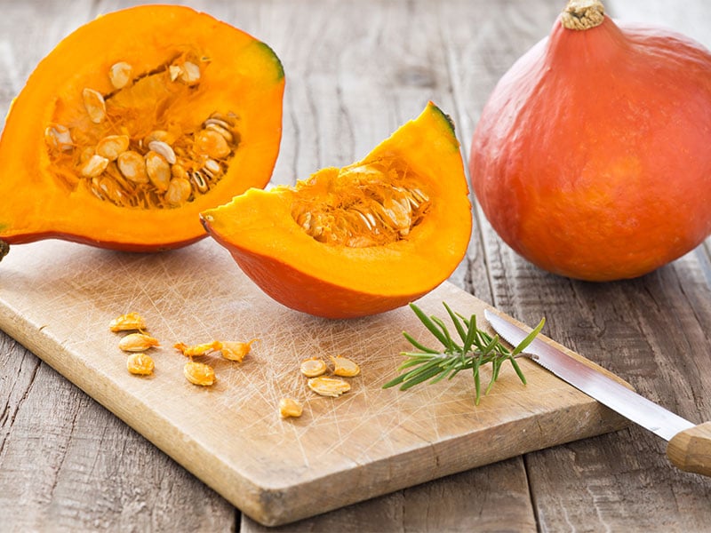 Hokkaido-Kürbis liefert viel Wasser und Ballaststoffe, die dich lange satt halten und hat wenig Kalorien.