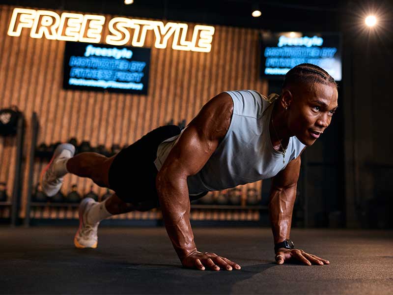 Hebst du ein Bein während der Liegestütze hoch, verteilt sich das Gewicht auf 3 Punkte. 