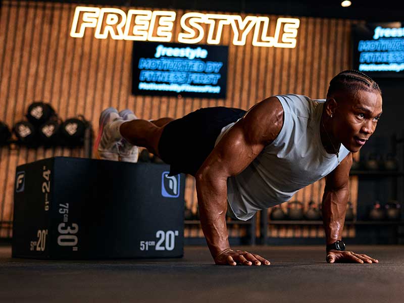 Bei erhöhten Push ups verlagerst du den Fokus mehr auf obere Brust und vordere Schultern.