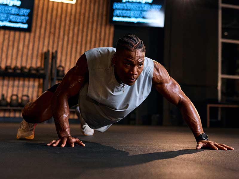 Bei den Spiderman Push ups ziehst du ein Knie seitlich nach vorne, bis es fast deinen Ellenbogen berührt. 