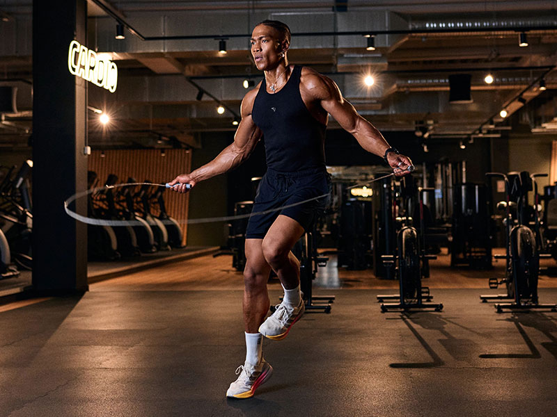 Mit Seilspringen beanspruchst du deinen ganzen Body, vor allem Beine, Bauch, Arme und Schultern. Das schnelle Cardio-Training verbessert deine Ausdauer nachhaltig.