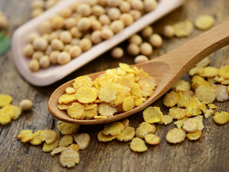 Soja-Flocken sind einfach platt gewalzte Sojabohnen.