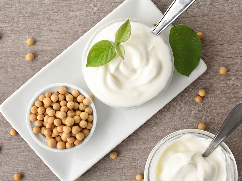 Sojajoghurt entsteht, wenn Sojamilch mit probiotischen Kulturen fermentiert wird.