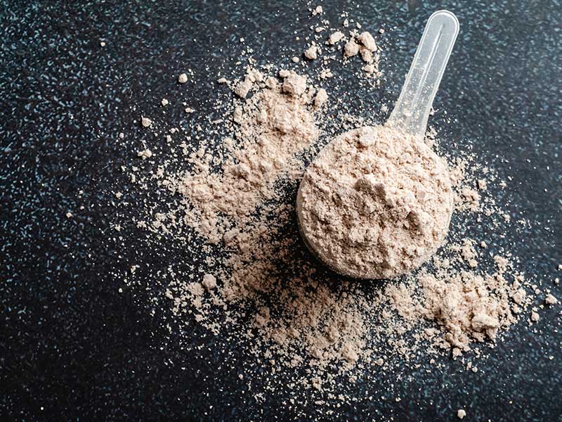 Soja-Protein-Isolat ist stark verarbeitet, aber effektiv mit bis zu 90 % Protein.