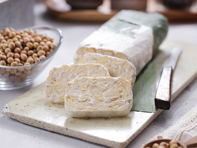 Tempeh wird aus ganzen Sojabohnen gemacht.