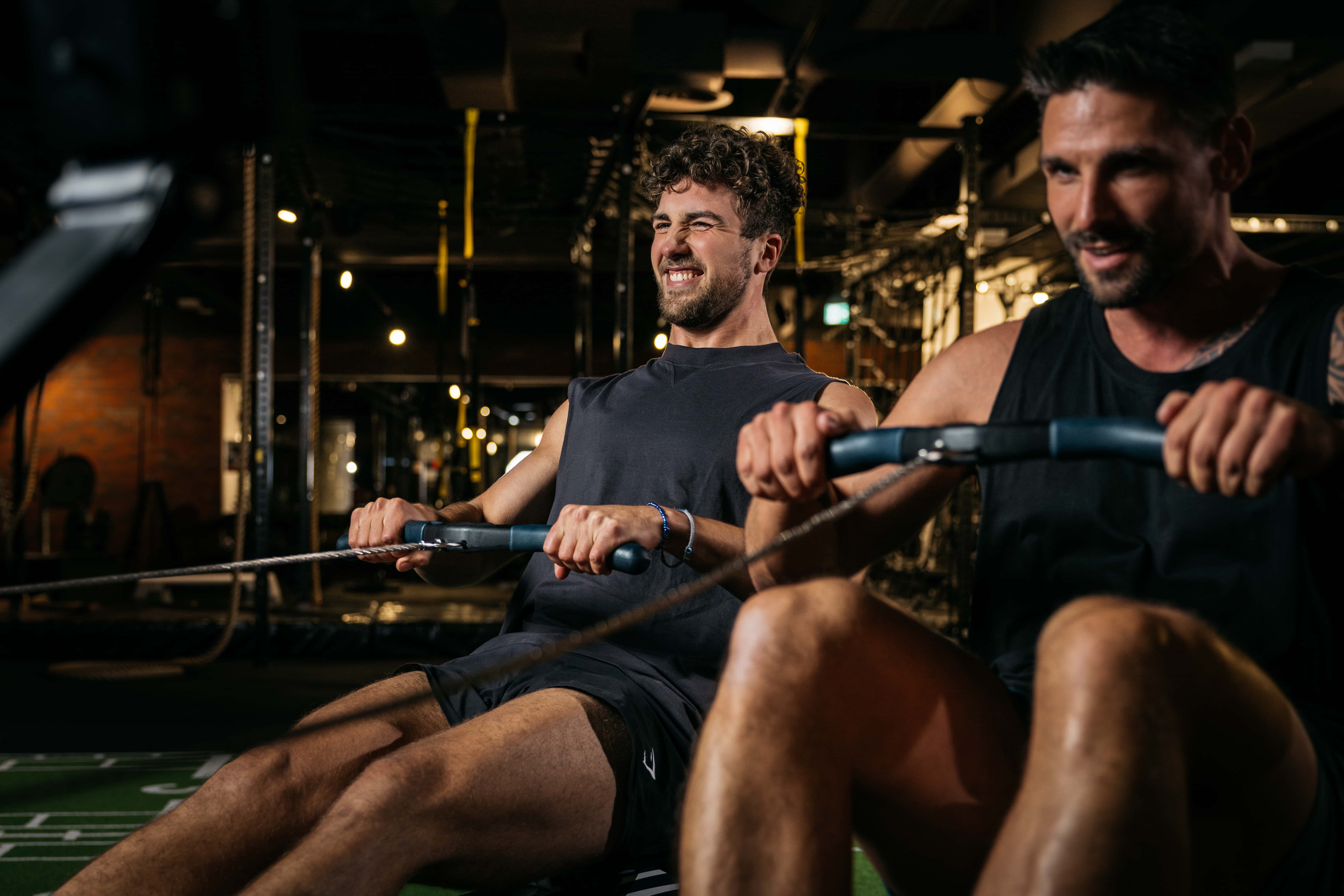 Im Fitnessstudio findest du viele geeignete Geräte, die fürs Cardio-Training entwickelt wurden, z. B. Rudergeräte.