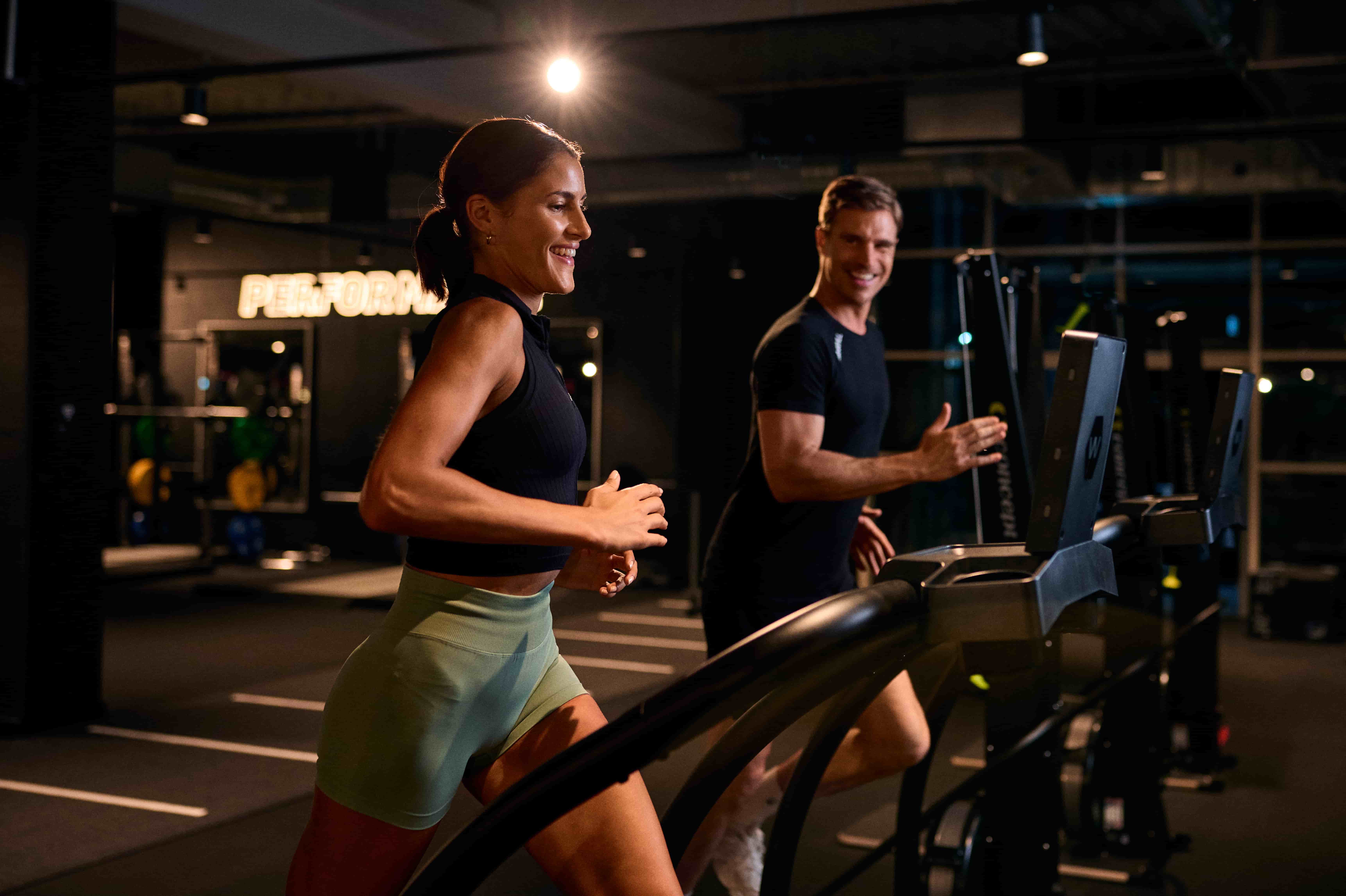 Im Fitnessstudio findest du viele geeignete Geräte, die fürs Cardio-Training entwickelt wurden, z. B. Laufbänder.