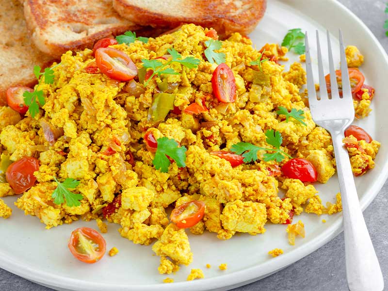 Du willst abnehmen aber nicht aufs Frühstücken verzichten? Dafür gibt es ein optimales Breakfast zum Fettabbau mit viel Eiweiß, z. B. Rührei.