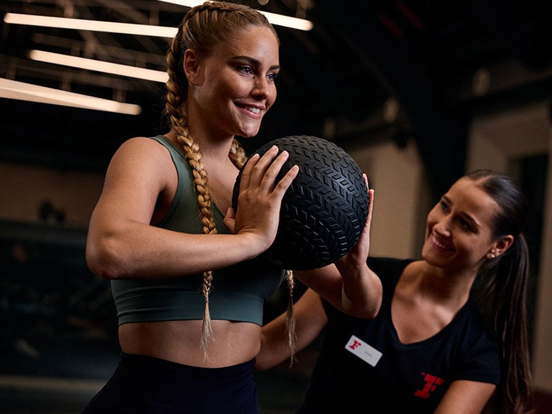 Drücke den Ball fest zusammen, halte kurz und löse langsam (Finger dabei spreizen)!