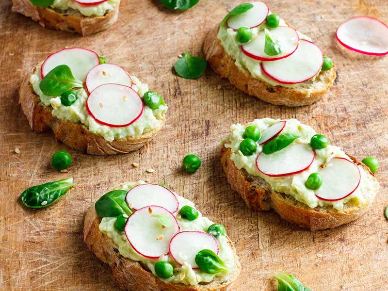 Frische Radieschen-Guacamole mit Joghurt, Limette und extra Crunch