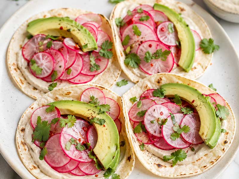 Radieschen-Tacos mit Limetten-Cashew-Creme und Avocado