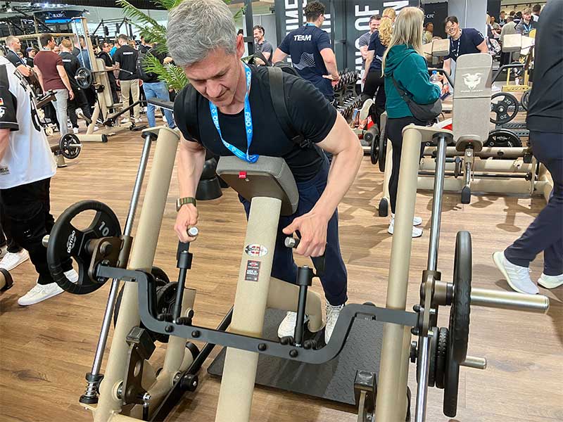 Das Fitness First Team testet Plate-Loaded-Maschinen auf der FIBO.
