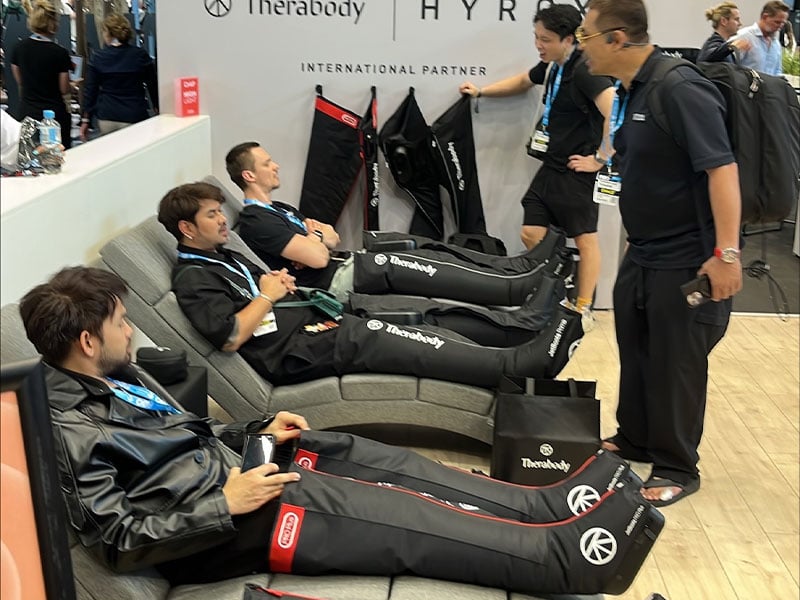 Regeneration auf der FIBO: Recovery Boots mit Lymphmassage zum Testen.