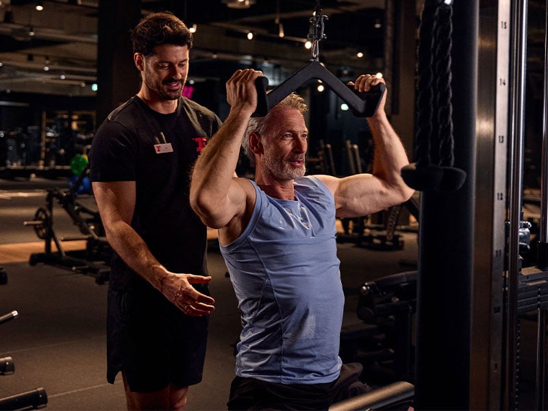 Trainingsplan für Krafttraining ab 50: Latziehen